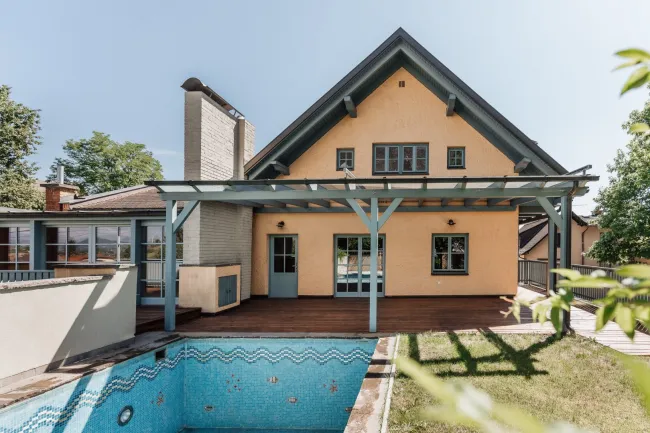 Außergewöhnlich großzügige Wohnung mit Pool – ruhig & perfekt angebunden - Titelbild