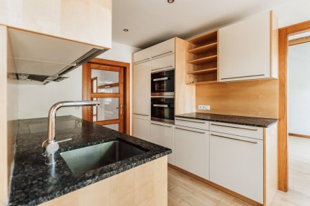 Außergewöhnlich großzügige Wohnung mit Pool – ruhig & perfekt angebunden