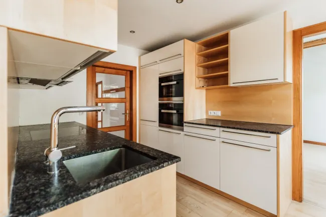 Außergewöhnlich großzügige Wohnung mit Pool – ruhig & perfekt angebunden - Bild