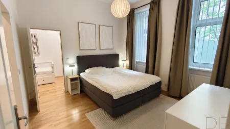 Schlafzimmer mit begehbarer Garderobe