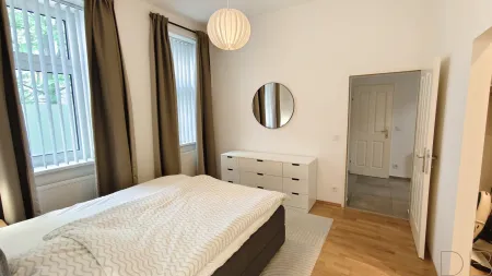 Schlafzimmer mit begehbarer Garderobe