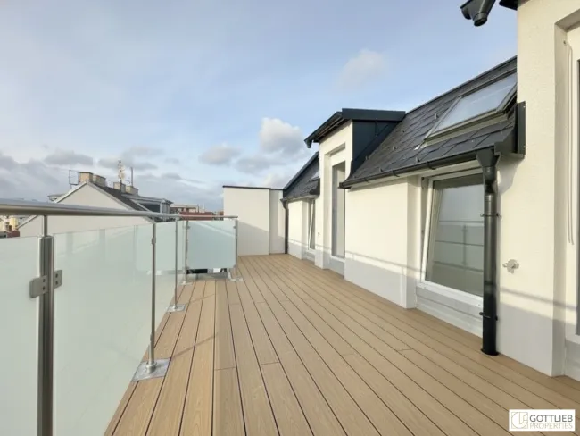 Erstbezug in U-Bahn-Nähe! Sonniges 4-Zimmer-Penthouse mit zwei westseitigen Terrassen und Fernblick - Titelbild