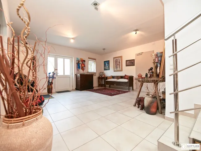 Stadtgrenze von Wien! Elegantes Einfamilienhaus mit uneinsehbarem Garten, restauriertem Weinkeller und Doppelgarage - Bild