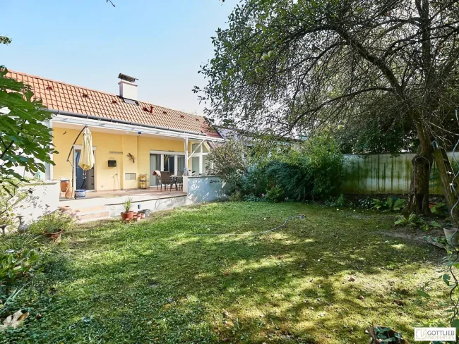 Stadtgrenze von Wien! Elegantes Einfamilienhaus mit uneinsehbarem Garten, restauriertem Weinkeller und Doppelgarage - Titelbild
