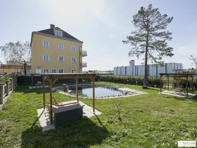 Bestlage Kaiserebersdorf! Möblierte 2-Zimmer-Wohnung für Singles oder Paare mit Balkon, Gartennutzung und Schwimmbiotop - Titelbild