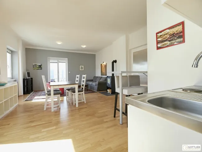 Bestlage Kaiserebersdorf! Möblierte 2-Zimmer-Wohnung für Singles oder Paare mit Balkon, Gartennutzung und Schwimmbiotop - Bild