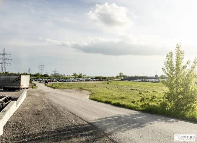 Nähe Flughafen und Stadtgrenze Wien! Großes Gewerbegrundstück mit LKW-Zufahrt und vielfältigen Nutzungsmöglichkeiten - Titelbild