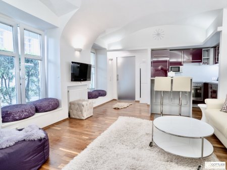 Bestlage Nähe Mariahilferstraße! Sonniges 2-Zimmer-Büro mit Eigengarten in Biedermeier-Haus