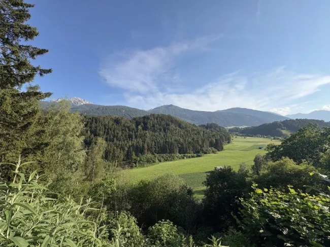 Hanggrundstück in Axams/Omes — Endlage Sackgasse, Südwest, unverbaubare Aussicht - Titelbild