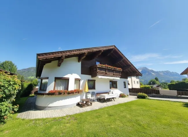 Gepflegtes leistbares Familienhaus mit seitlichem Kaiserblick - Titelbild