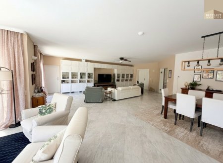 Repräsentatives Anwesen mit parkähnlichem Garten und Pool in Baden