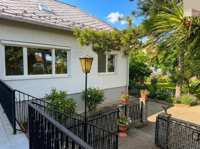 Einziehen, wohlfühlen, ausbauen: Haus mit 5 Zimmern & zusätzlichem Wohnraum im Dach - Titelbild