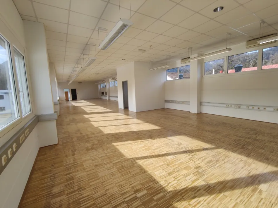 MIETE: Helle Bürofläche 300-600m² in guter Lage in Kramsach - Titelbild
