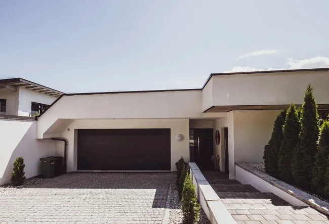 Luxuriöser Bungalow in absoluter Ruhelage am Waldrand als idealer Alterssitz - Titelbild
