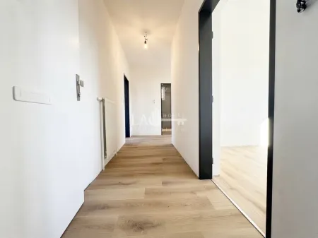 NEU renovierte 3-Zimmer Wohnung in zentraler Lage Top 6 !