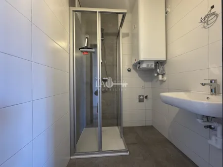 NEU renovierte 3-Zimmer Wohnung in zentraler Lage Top 6 !