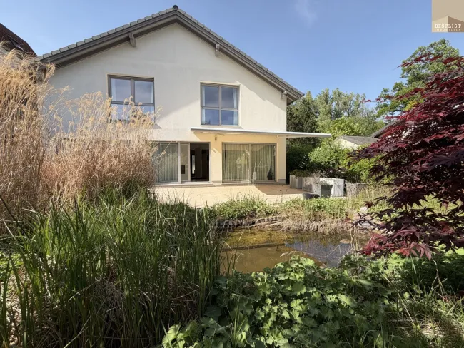 Moderne Eleganz trifft Naturidylle – energieeffizientes Einfamilienhaus mit großzügiger Terrasse in der Hinterbrühl - Titelbild