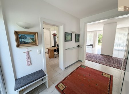 Moderne Eleganz trifft Naturidylle – energieeffizientes Einfamilienhaus mit großzügiger Terrasse in der Hinterbrühl