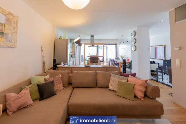 Blick vom Wohnzimmer Richtung Küche und Essbereich