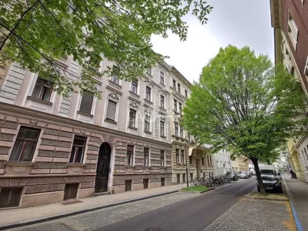 WOHNEN IN EINEM SEHR SCHÖNEN ALTBAU !