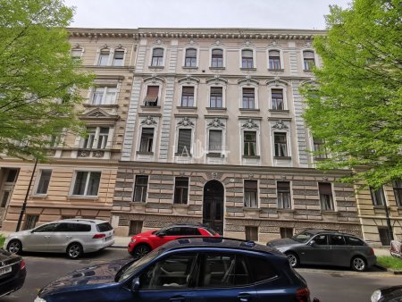 WOHNEN IN EINEM SEHR SCHÖNEN ALTBAU !