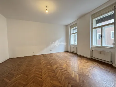 WOHNEN IN EINEM SEHR SCHÖNEN ALTBAU !
