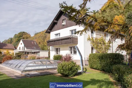 Solides Platzwunder mit Pool nur 500m vom Zentrum entfernt / Grundfläche 1.296 m² / Ziegeldoppelgarage mit Lagerraum