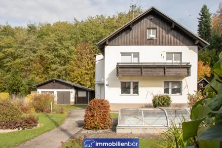 Solides Platzwunder mit Pool nur 500m vom Zentrum entfernt / Grundfläche 1.296 m² / Ziegeldoppelgarage mit Lagerraum