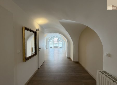 Gepflegtes, kleines Zinshaus in der Nähe des Schloßes mit charmantem Gewölbekeller und schönen Terrassen!
