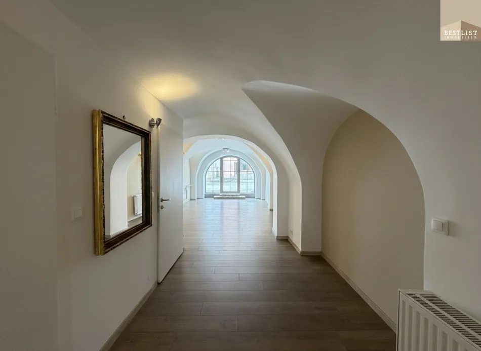 Gepflegtes, kleines Zinshaus in der Nähe des Schloßes mit charmantem Gewölbekeller und schönen Terrassen! - Bild