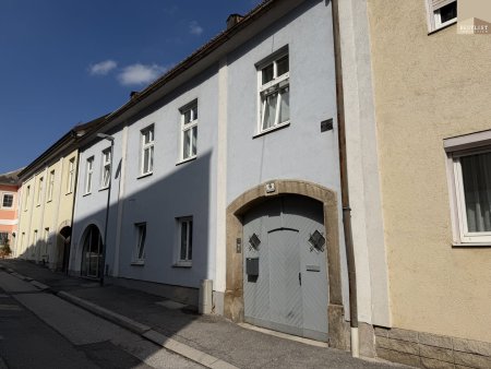 Gepflegtes, kleines Zinshaus in der Nähe des Schloßes mit charmantem Gewölbekeller und schönen Terrassen!