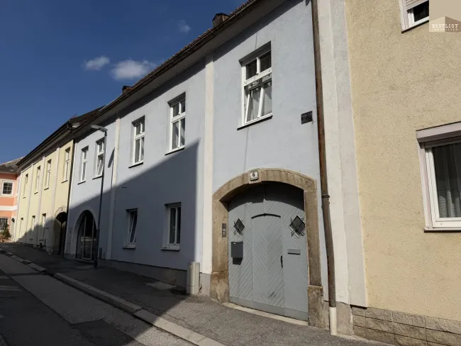 Gepflegtes, kleines Zinshaus in der Nähe des Schloßes mit charmantem Gewölbekeller und schönen Terrassen! - Titelbild