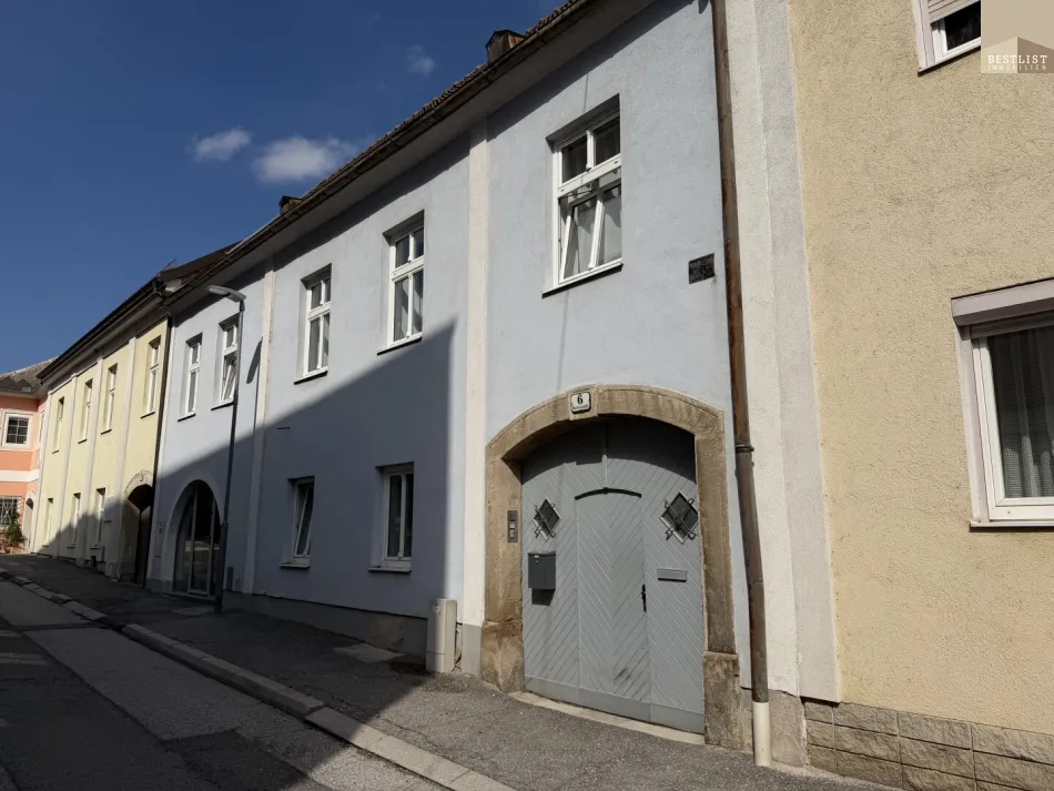 Gepflegtes, kleines Zinshaus in der Nähe des Schloßes mit charmantem Gewölbekeller und schönen Terrassen! - Titelbild