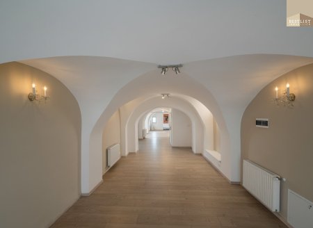 Gepflegtes, kleines Zinshaus in der Nähe des Schloßes mit charmantem Gewölbekeller und schönen Terrassen!