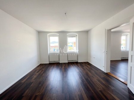 Helle 2,5 Zimmer Wohnung mit Einbauküche und Balkon !