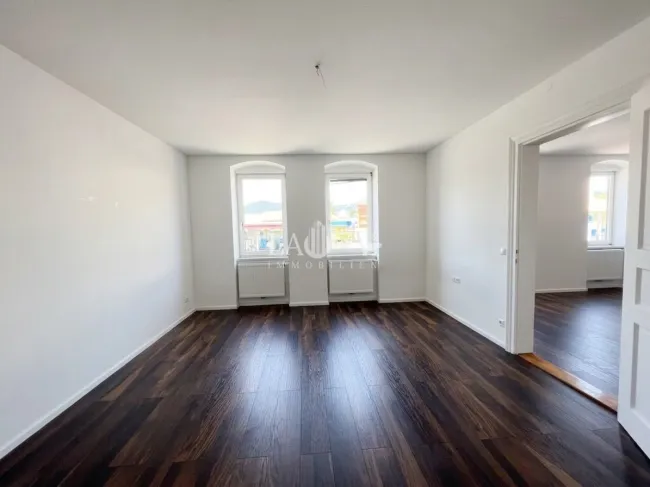 Helle 2,5 Zimmer Wohnung mit Einbauküche und Balkon ! - Titelbild