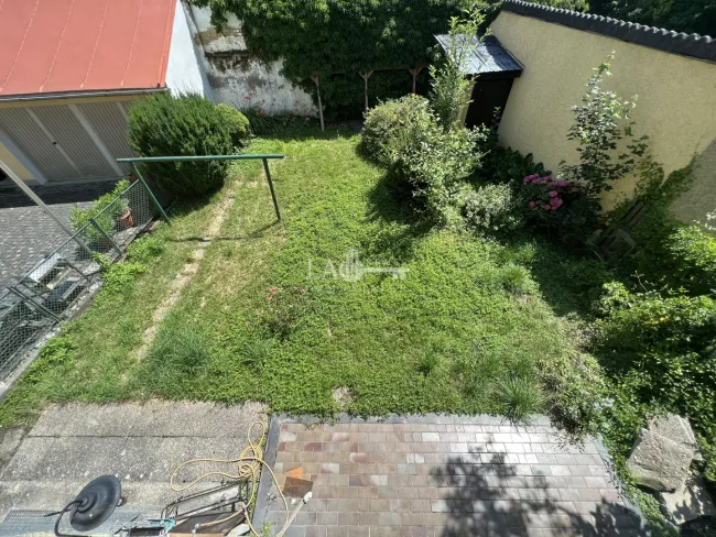 Helle 2,5 Zimmer Wohnung mit Einbauküche und Balkon ! - Bild
