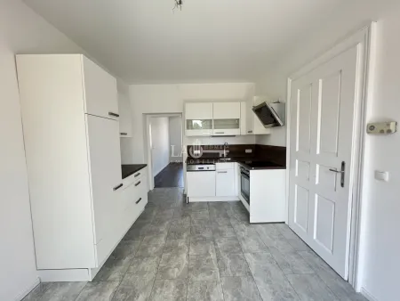 Helle 2,5 Zimmer Wohnung mit Einbauküche und Balkon !
