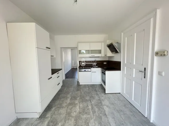 Helle 2,5 Zimmer Wohnung mit Einbauküche und Balkon ! - Bild