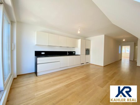 Urbaner Luxus: Geräumige 5-Zimmer-Wohnung im 1.+2. DG mit Balkon und Terrasse