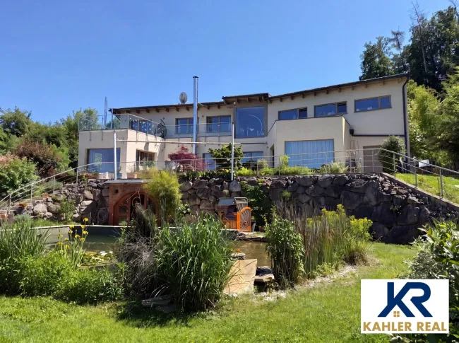 Exklusives Naturdomizil mit Schwimmbiotop, Weinkeller und Panoramablick - Titelbild