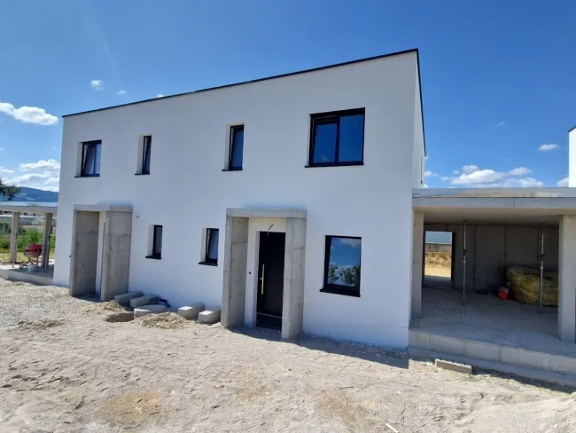 Top 5: Rascher Baufortschritt! Belagsfertige Doppelhaushälfte mit 5 Zimmern, Carport, Terrasse, Eigengarten! - Titelbild