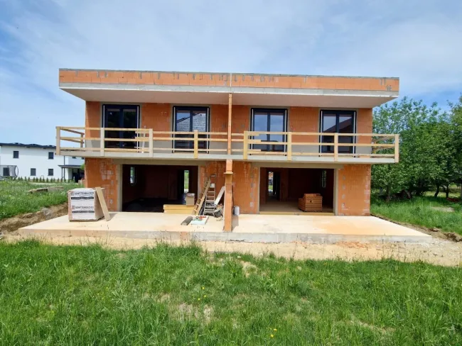 Top 1! Belagsfertige, moderne Doppelhaushälfte mit 2 Carportstellplätzen, 4 Zimmer, 2 Terrassen, Balkon, Eigengarten! - Bild