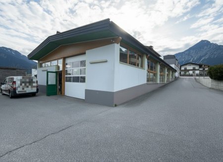 Tischlerei bzw. Gemeinschaftswerkstatt Holz mit Büro im Tiroler Unterland zwischen Jenbach und Wörgl, Eingang Zillertal