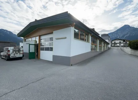 Tischlerei bzw. Gemeinschaftswerkstatt Holz mit Büro im Tiroler Unterland zwischen Jenbach und Wörgl, Eingang Zillertal
