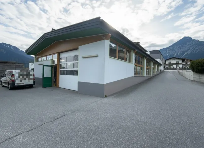 Tischlerei bzw. Gemeinschaftswerkstatt Holz mit Büro im Tiroler Unterland zwischen Jenbach und Wörgl, Eingang Zillertal - Titelbild