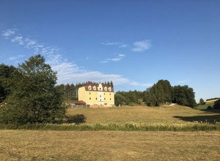 Ehemaliges Zollhaus - Mehrfamilienhaus mit separatem Stall in Alleinlage oberhalb von Linz in Oberösterreich - für Tierhaltung, Reiterhof etc.