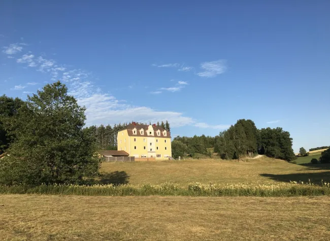 Ehemaliges Zollhaus - Mehrfamilienhaus mit separatem Stall in Alleinlage oberhalb von Linz in Oberösterreich - für Tierhaltung, Reiterhof etc. - Titelbild