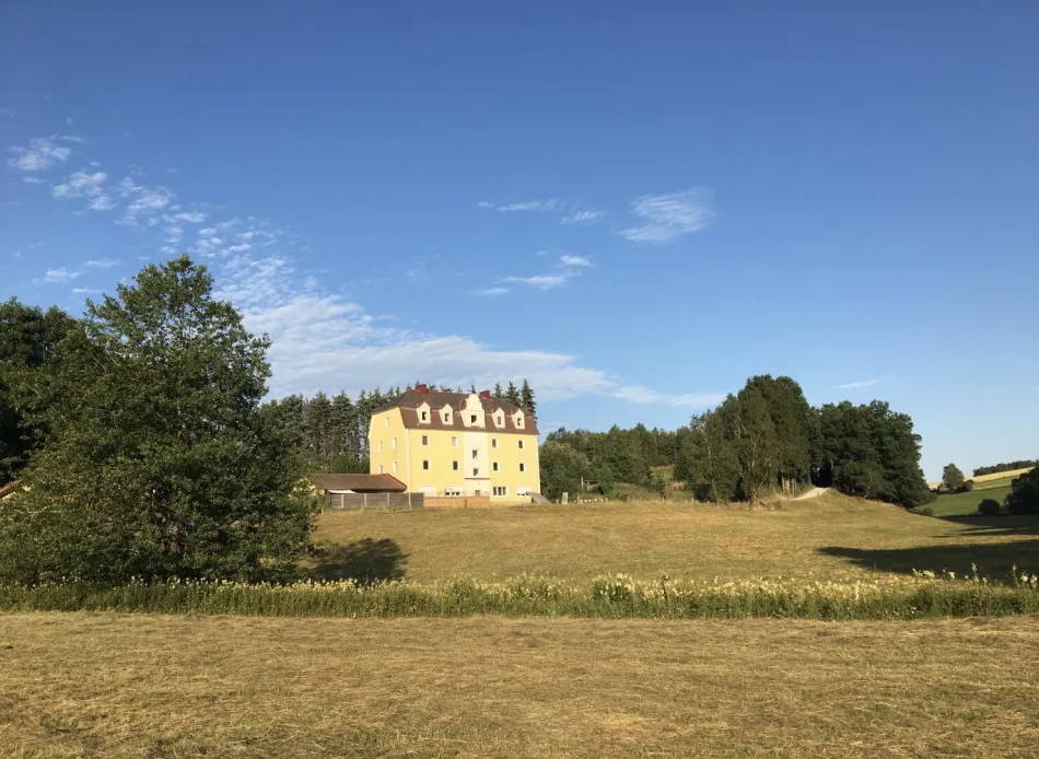 Ehemaliges Zollhaus - Mehrfamilienhaus mit separatem Stall in Alleinlage oberhalb von Linz in Oberösterreich - für Tierhaltung, Reiterhof etc. - Titelbild