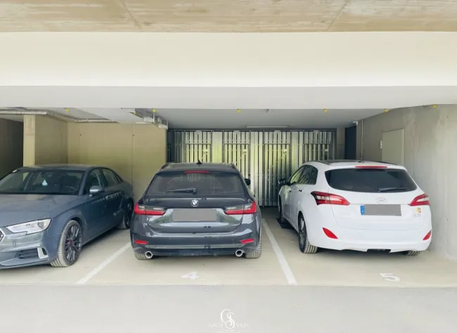 Überdachter Parkplatz